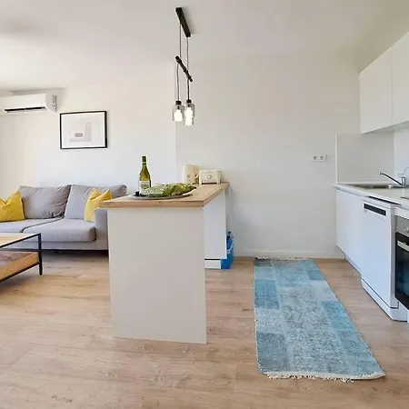 Charming Flat Close To The Apartment